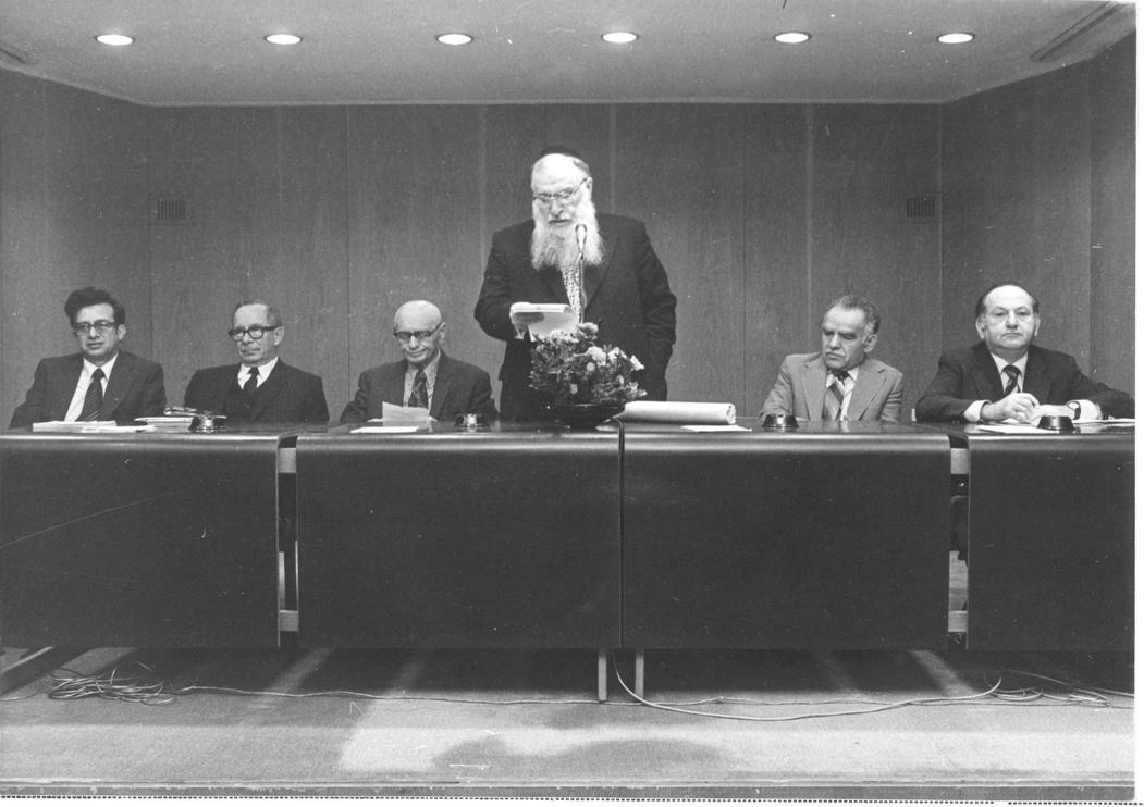 יום עיון של וועדת העבודה והרווחה לציון 25 שנה לחוק הביטוח הלאומי חבר כנסת וראש וועדת העבודה והרווחה מנחם פרוש נושא דבריו מול יושבי ומוזמני הכנס