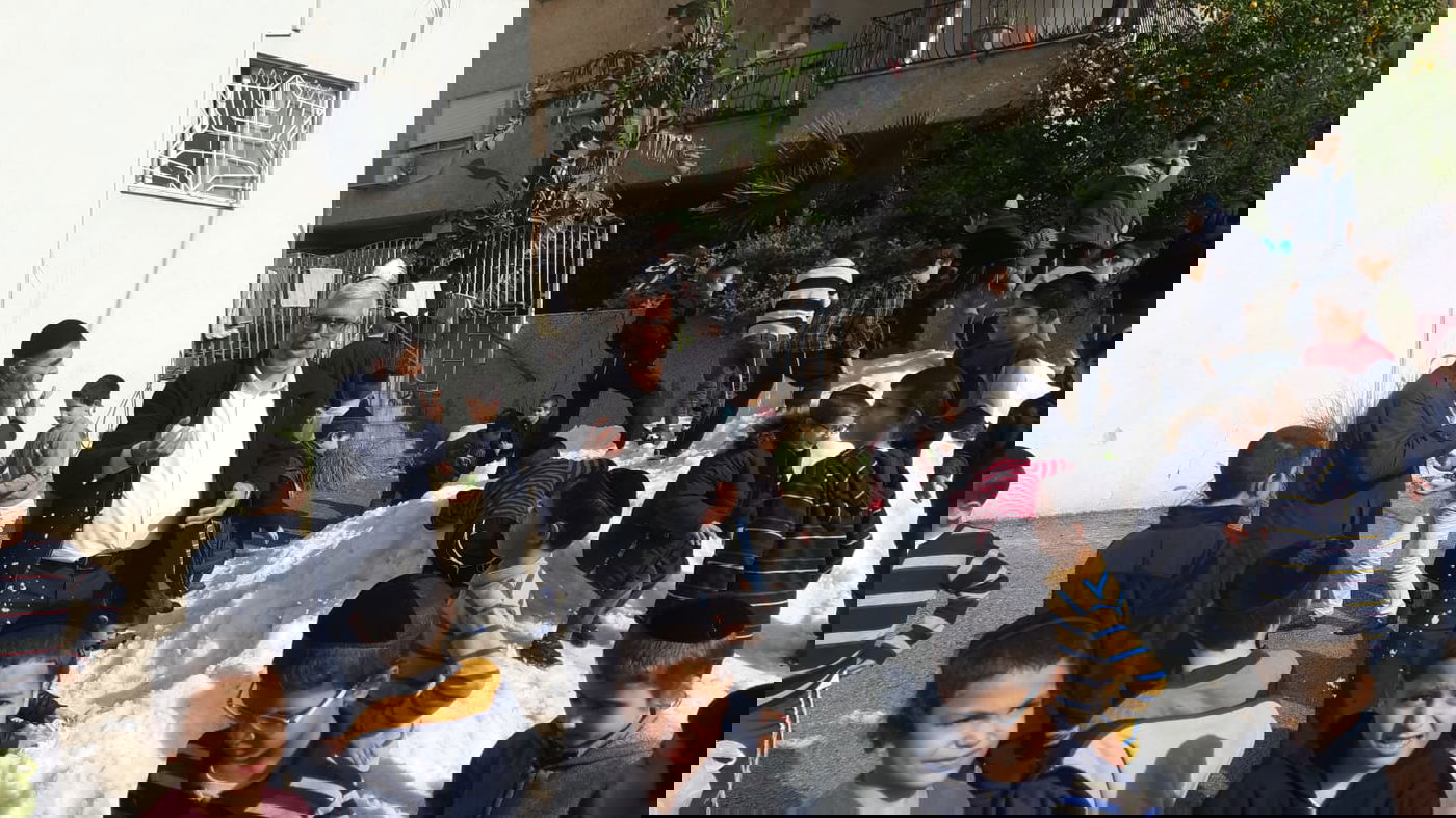 הילדים החרדים שיחקו בשלג ובנו בובה ל... רון קובי • צפו