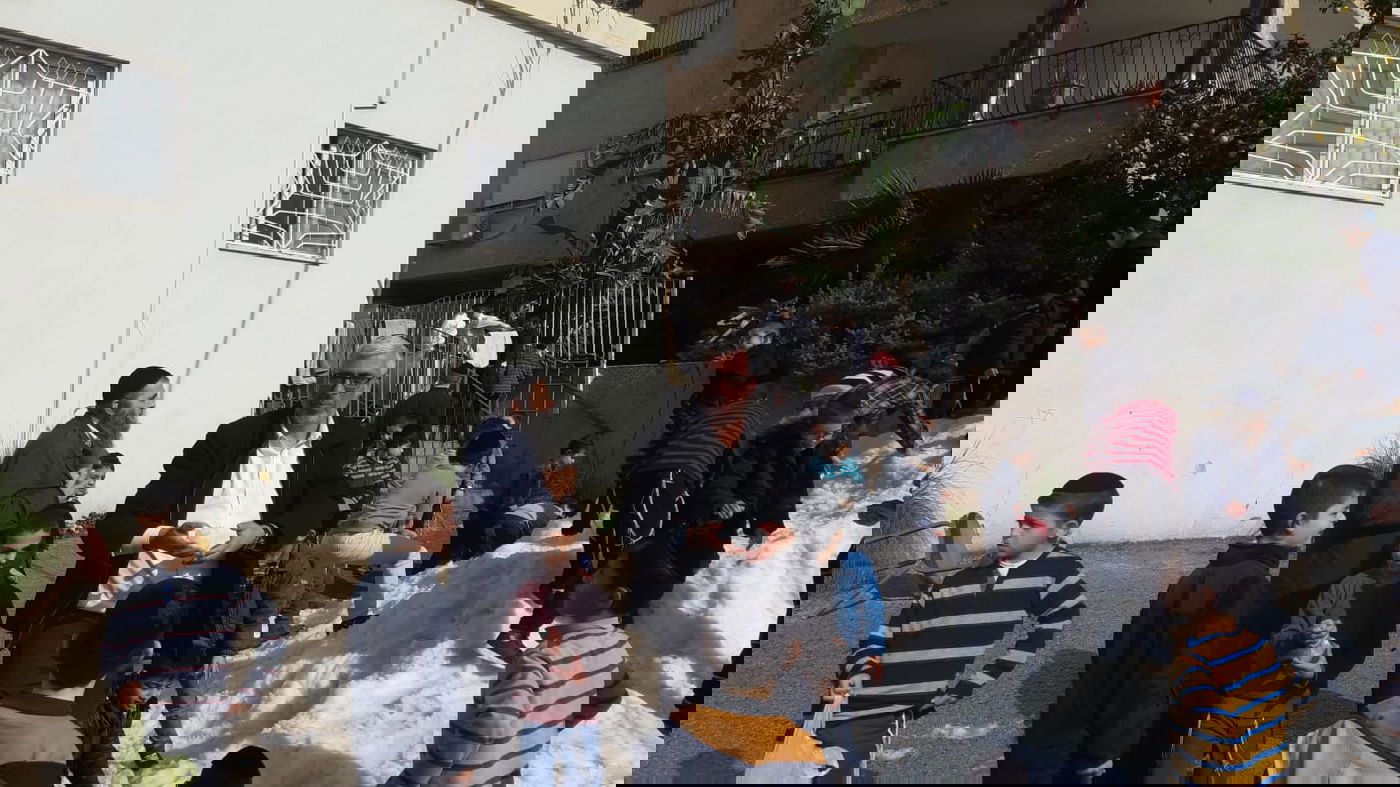 הילדים החרדים שיחקו בשלג ובנו בובה ל... רון קובי • צפו