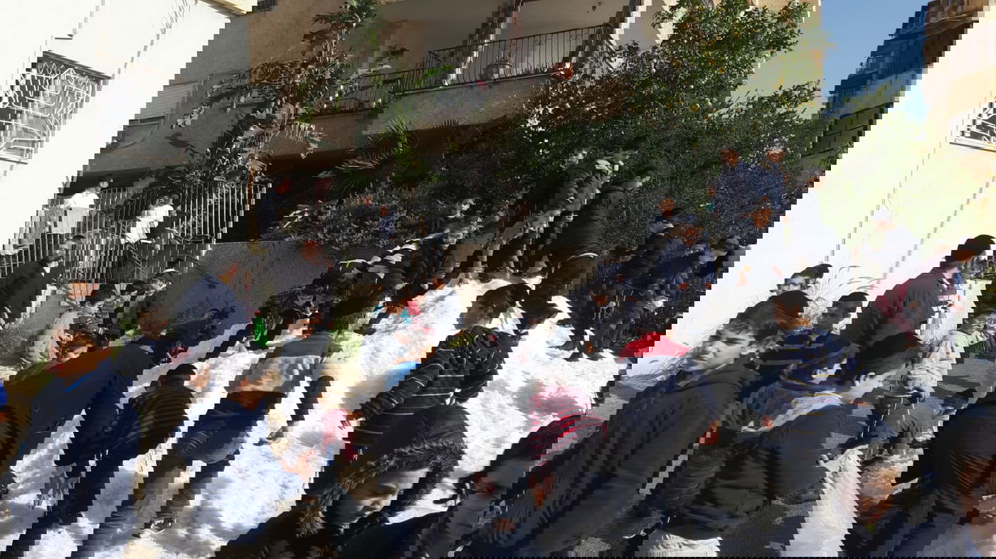 הילדים החרדים שיחקו בשלג ובנו בובה ל... רון קובי • צפו