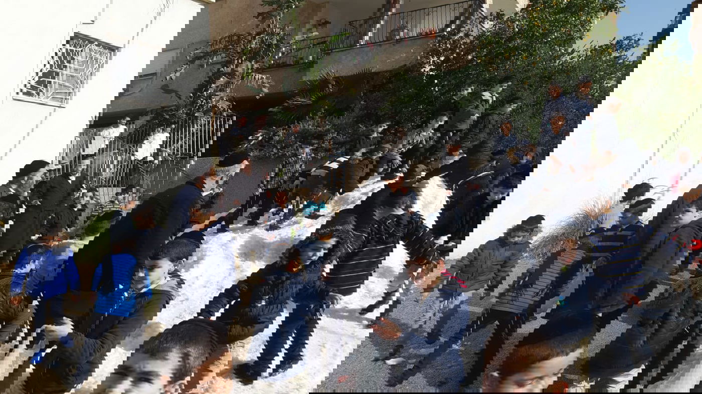 הילדים החרדים שיחקו בשלג ובנו בובה ל... רון קובי • צפו