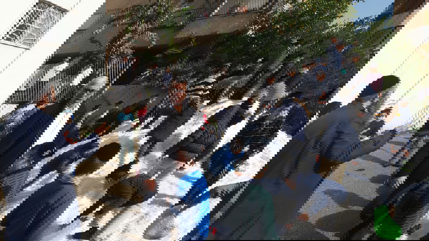 הילדים החרדים שיחקו בשלג ובנו בובה ל... רון קובי • צפו