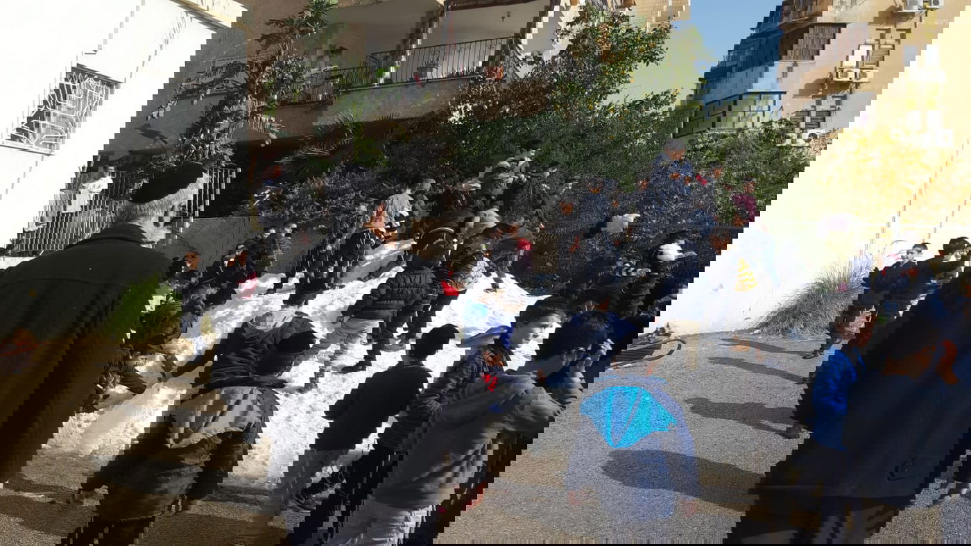 הילדים החרדים שיחקו בשלג ובנו בובה ל... רון קובי • צפו