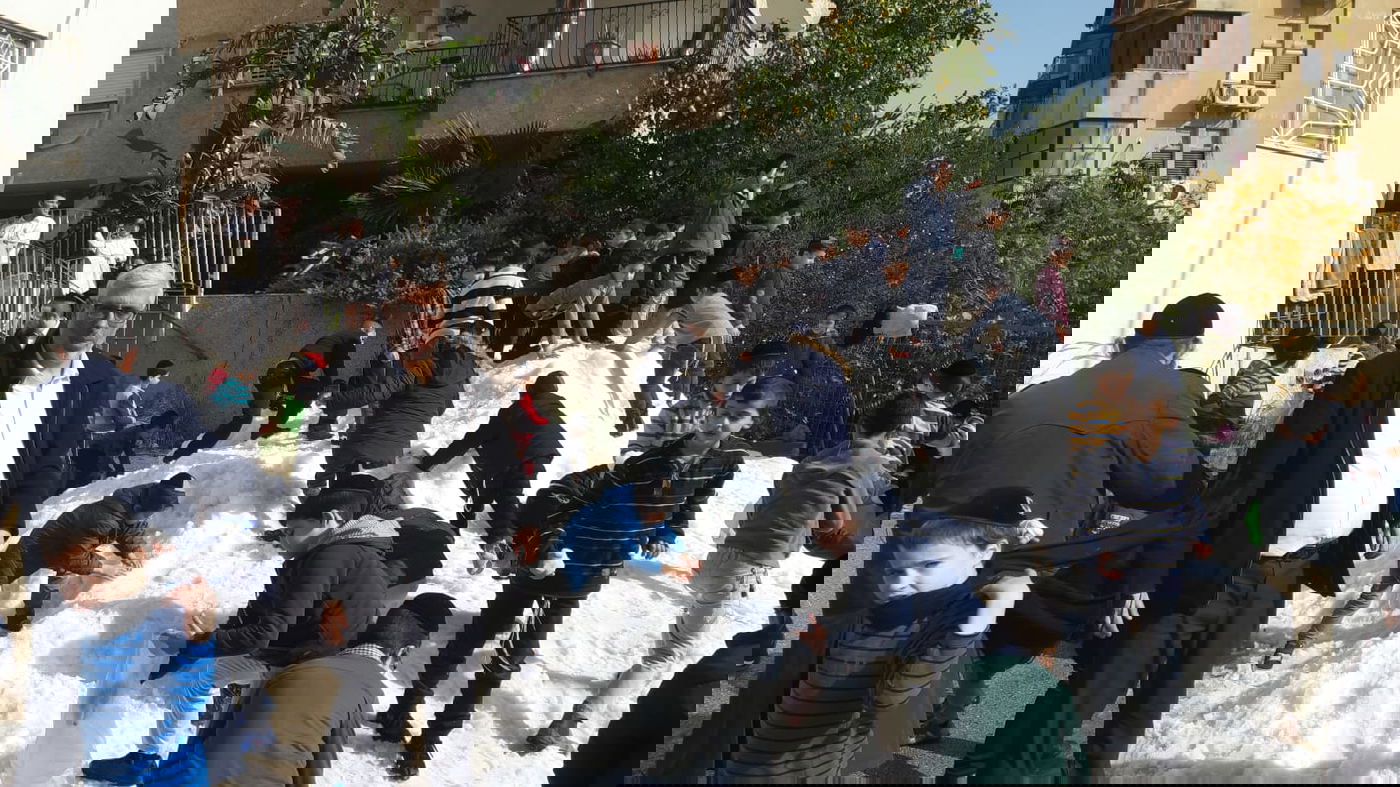 הילדים החרדים שיחקו בשלג ובנו בובה ל... רון קובי • צפו