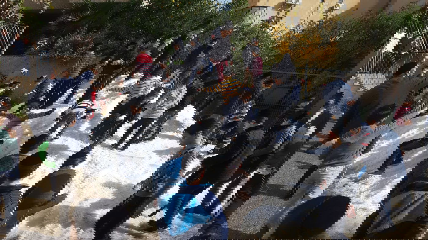 הילדים החרדים שיחקו בשלג ובנו בובה ל... רון קובי • צפו