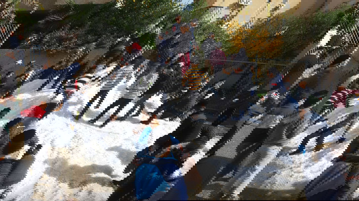 הילדים החרדים שיחקו בשלג ובנו בובה ל... רון קובי • צפו