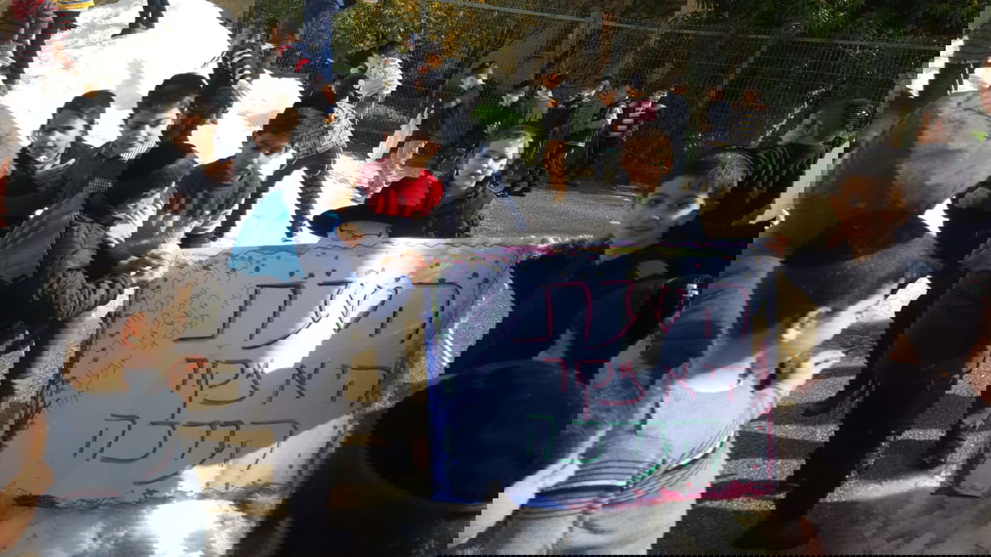 הילדים החרדים שיחקו בשלג ובנו בובה ל... רון קובי • צפו