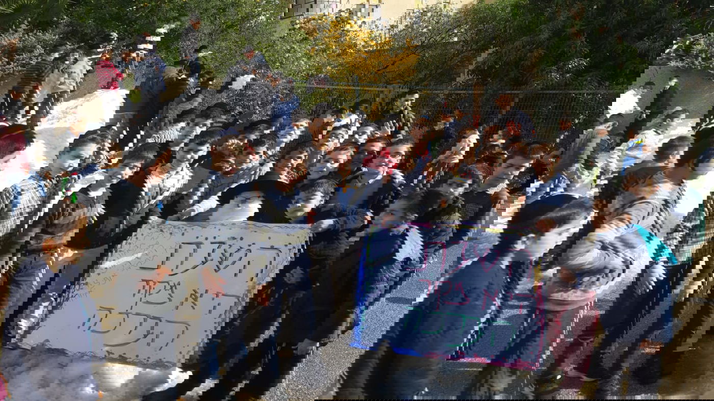 הילדים החרדים שיחקו בשלג ובנו בובה ל... רון קובי • צפו