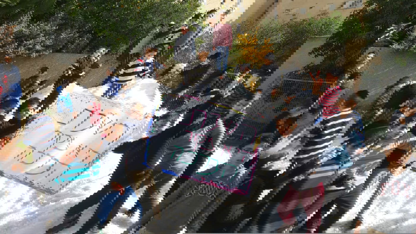 הילדים החרדים שיחקו בשלג ובנו בובה ל... רון קובי • צפו