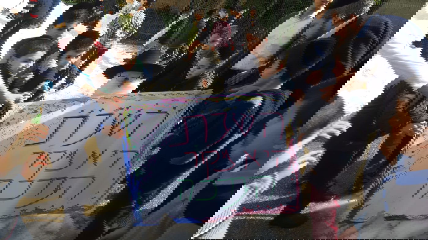 הילדים החרדים שיחקו בשלג ובנו בובה ל... רון קובי • צפו