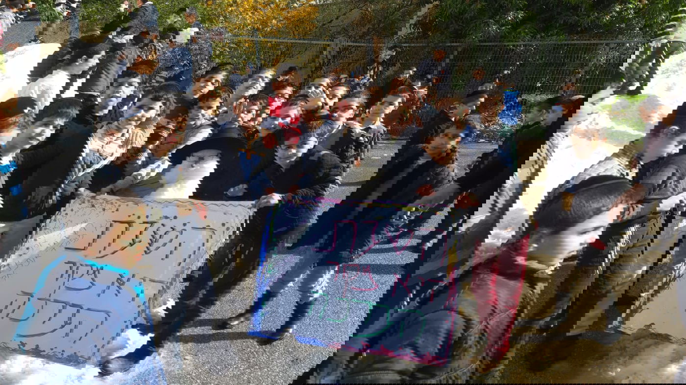 הילדים החרדים שיחקו בשלג ובנו בובה ל... רון קובי • צפו