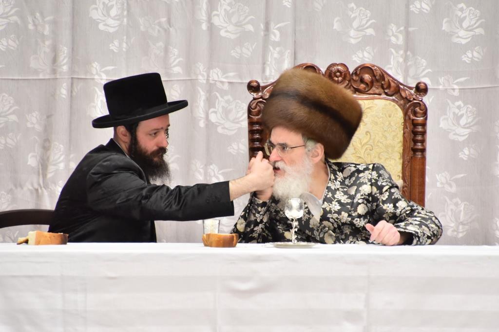 טיש ט"ו בשבט של האדמו"ר מויזנ'יץ • תיעוד