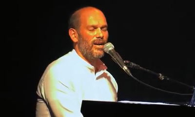 יונתן רזאל בביצוע לייב לשיר "כתר" • צפו