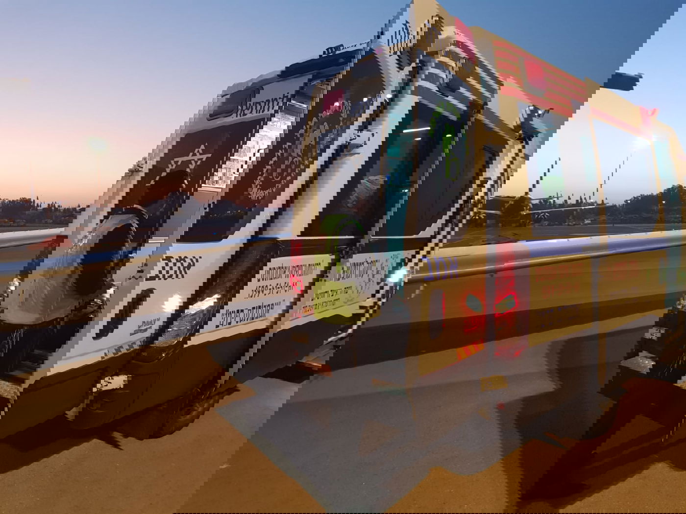 הפצוע החרדי מפולין הובא לישראל ואושפז