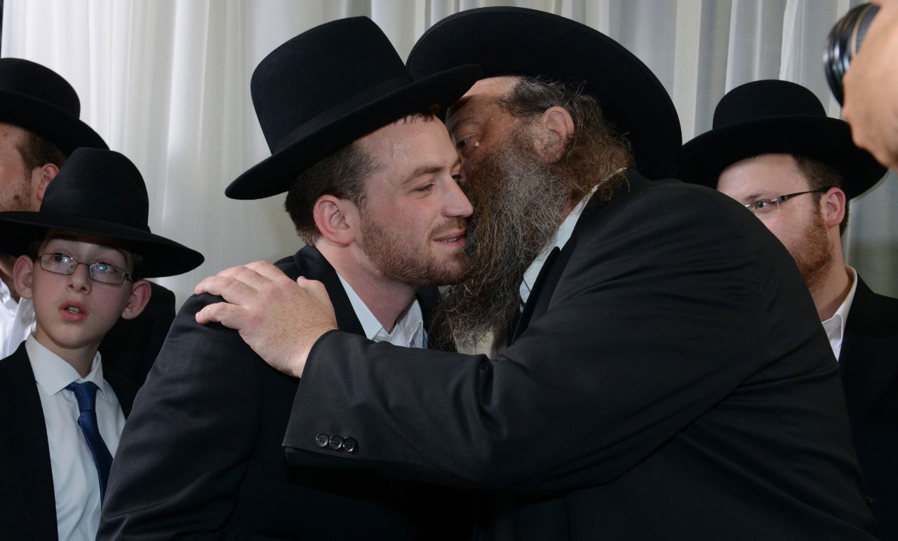 דויטש עם רבו הרב מילצקי