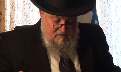 רבה של ברצלונה מאשים: רבנים מקבלים שוחד בעבור גיור