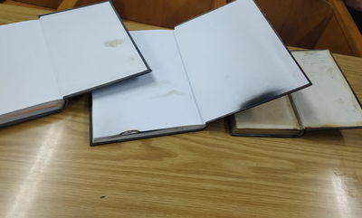 אלמוני השחית ספרי קודש בבית הכנסת והילל את השטן