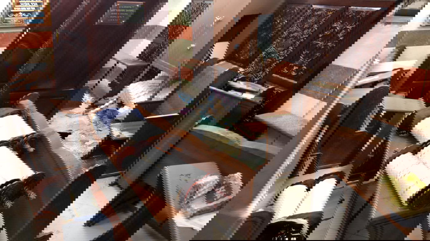 אנטישמיות בי-ם: השליכו את ספרי התורה ושפכו חומצה