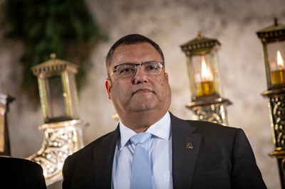 מבטיח ומקיים?