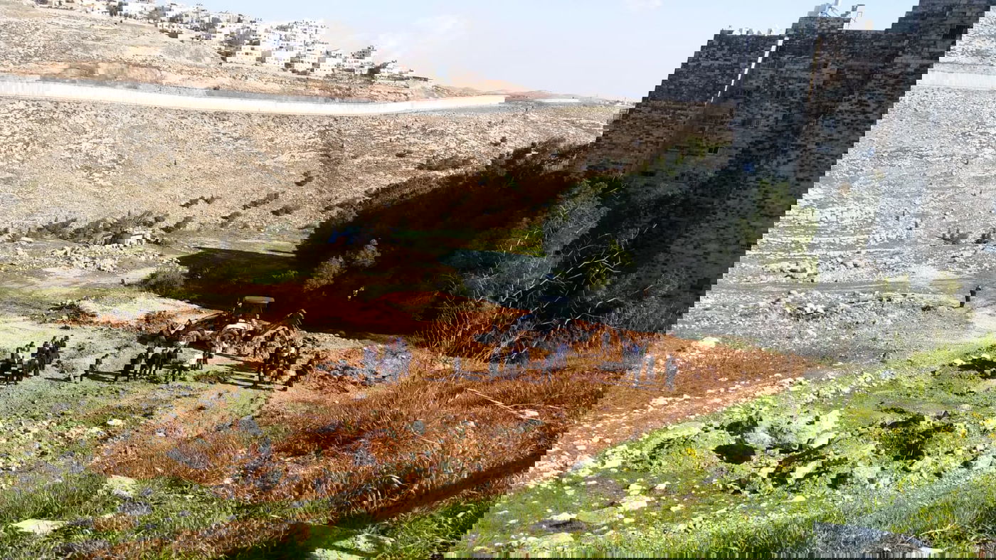 העירייה איימה בפינוי; הילדות זעקו - "השם הוא האלוקים"