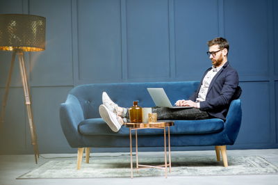 זהירות: ישיבה ממושכת מסכנת את בריאות המוח שלכם