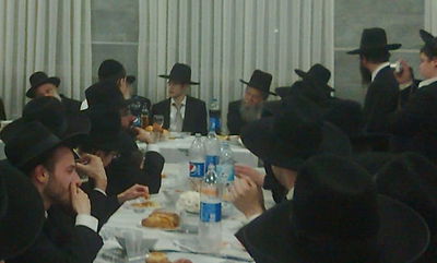 הגר"א פילץ והחתן, באירוסין