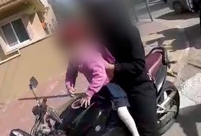 צפו באב שסיכן את בתו הקטנה