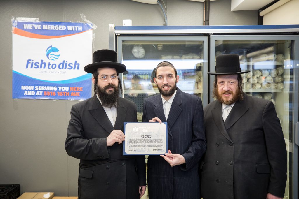 אייכנשטיין עם בעלי חנויות הדגים