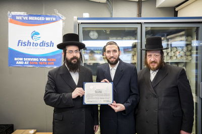 אייכנשטיין עם בעלי חנויות הדגים