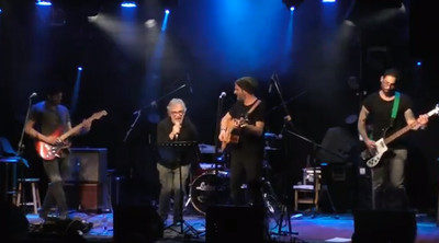 השחקן ההוליוודי כיבד בשירה את אחיו החרדי שנפטר