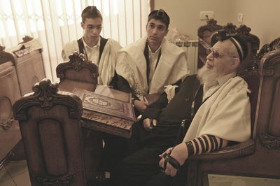 "מִשֶּׁנִּכְנַס אַדָּר מַרְבִּים בְּשִׂמְחָה"; מרן הגר"ע יוסף זצ"ל מסביר. צפו