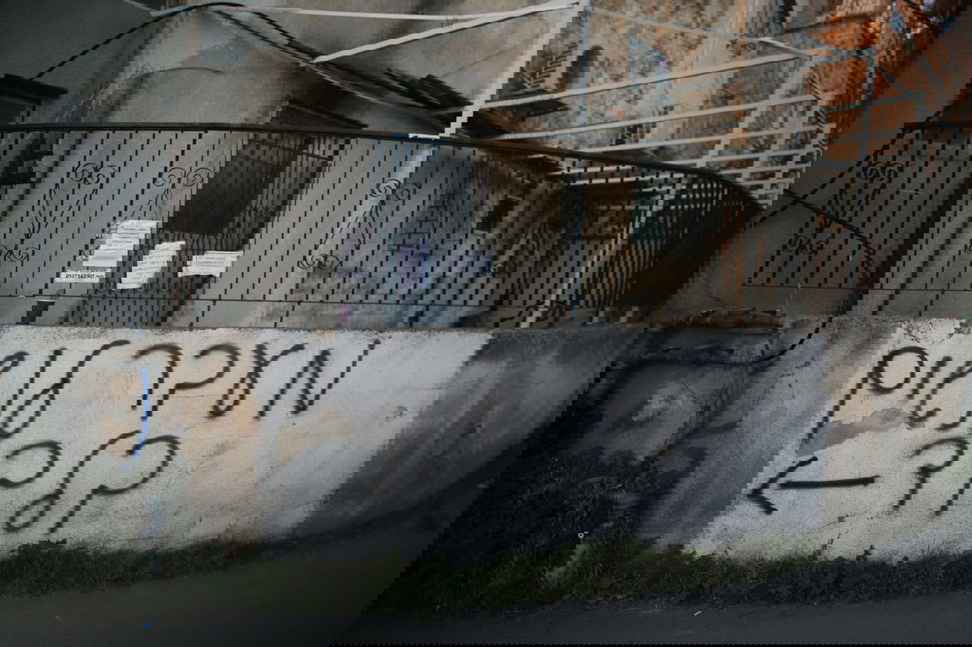 באמצע הלילה: פקחים ושוטרים הורידו את שלטי הצניעות