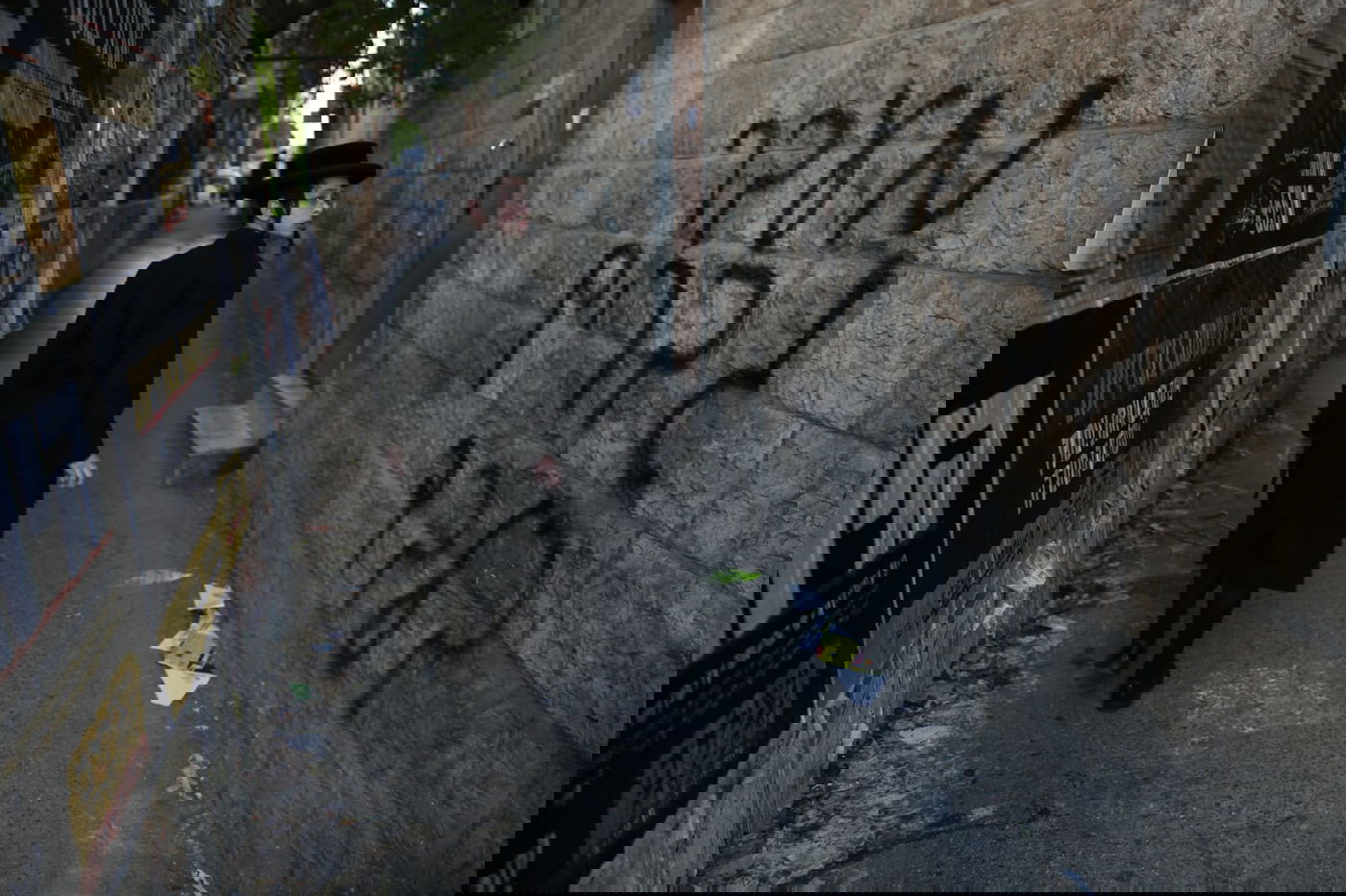 באמצע הלילה: פקחים ושוטרים הורידו את שלטי הצניעות