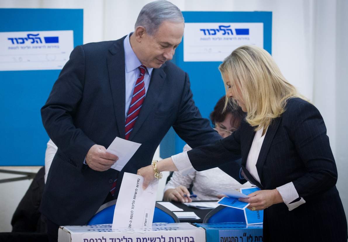 בני הזוג נתניהו מצביעים בקלפי 'הליכוד', ארכיון