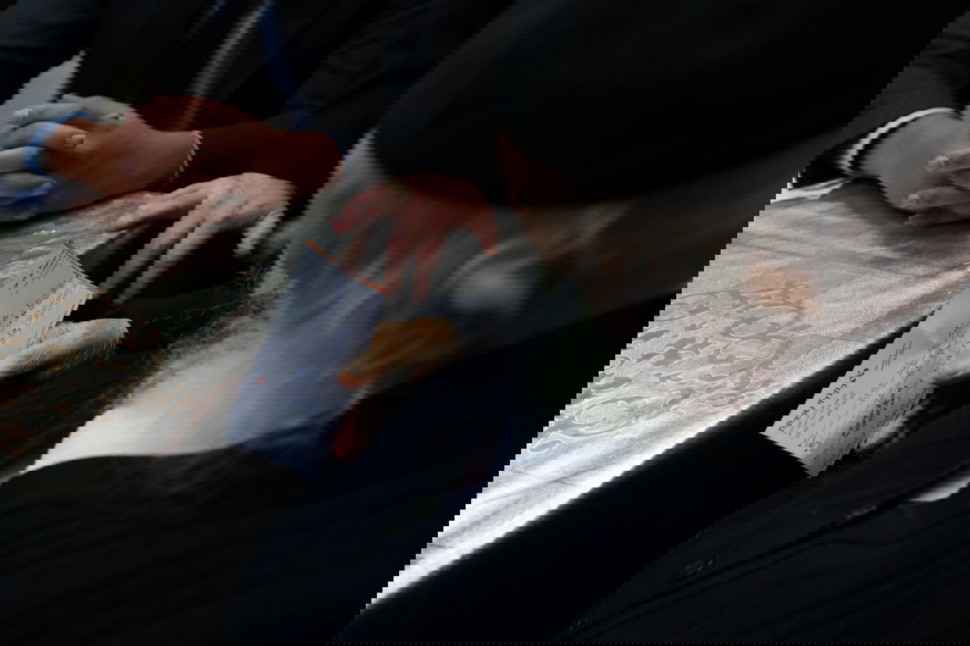 בבית הגר"ח: שני פרקליטי הצמרת תרמו יחד מליון שקלים