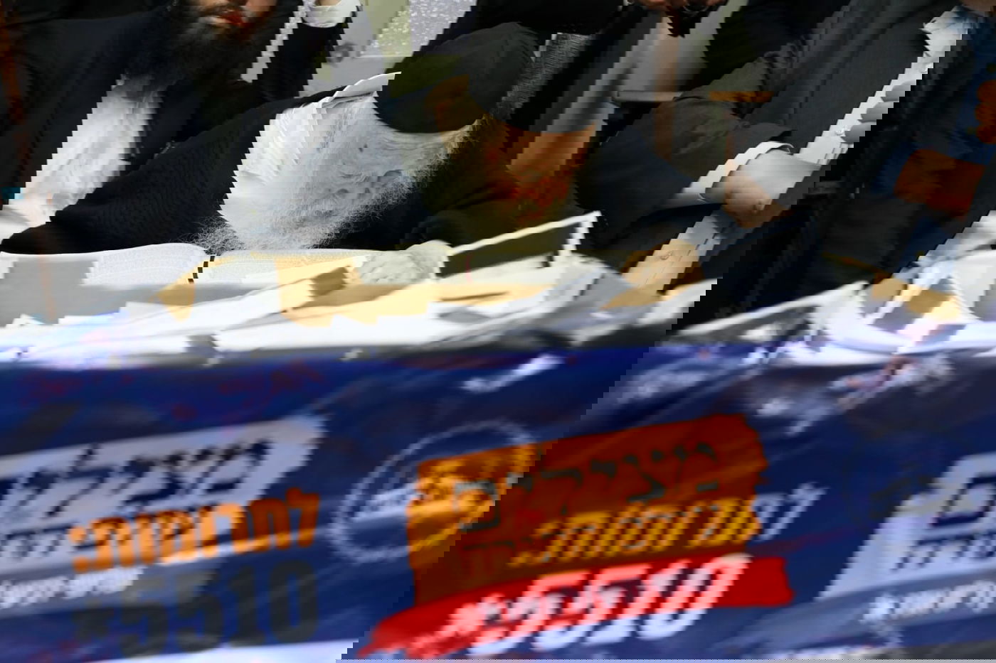 בבית הגר"ח: שני פרקליטי הצמרת תרמו יחד מליון שקלים