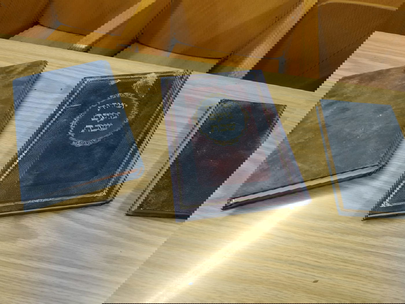 נעצרה חשודה בריסוס גרפיטי בבית הכנסת