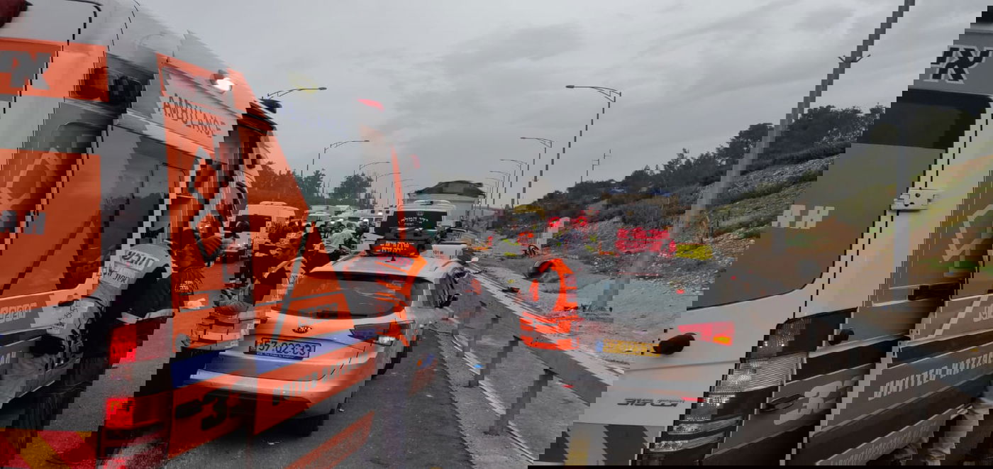 12 נפגעים בתאונה קשה בין רכב הסעות ומשאית