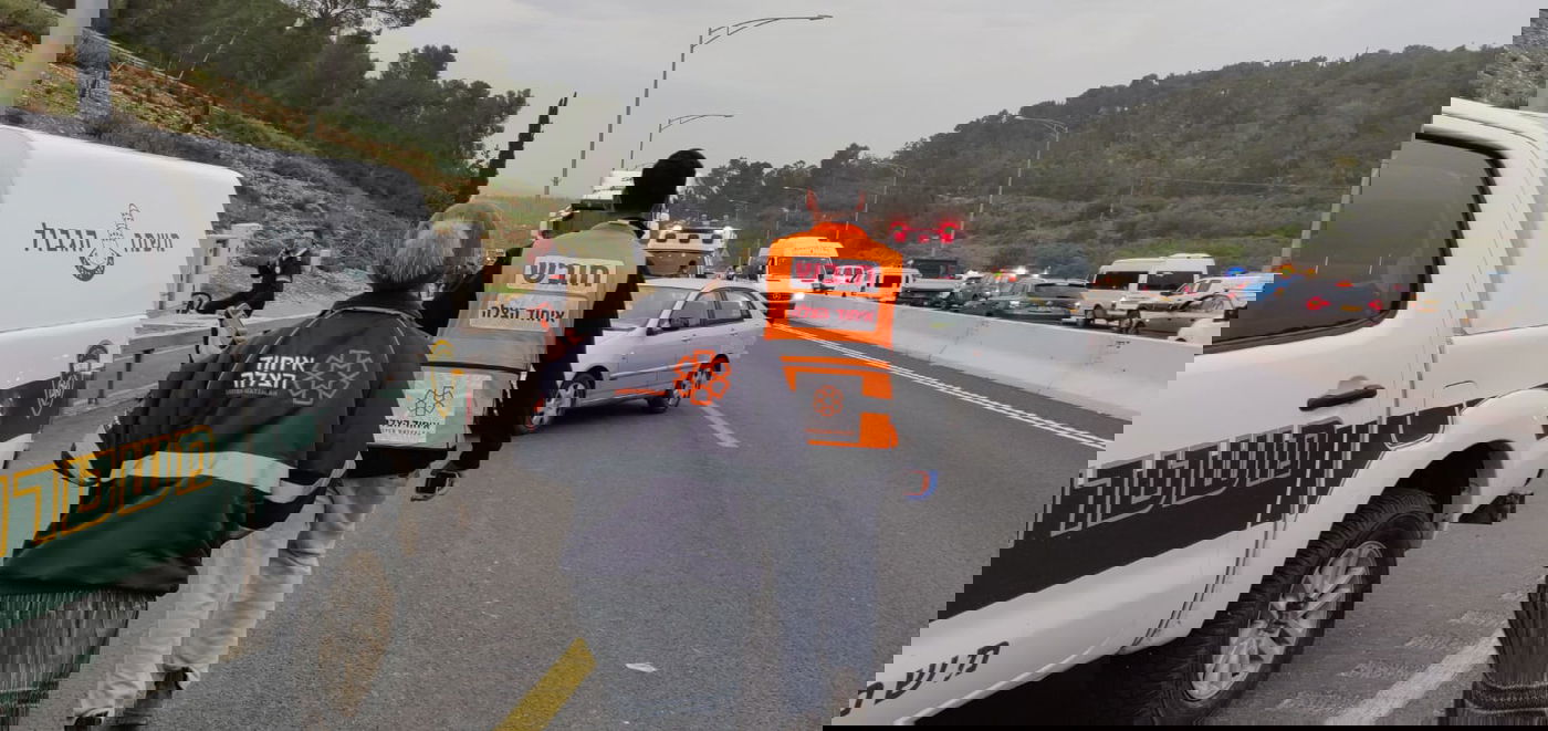 12 נפגעים בתאונה קשה בין רכב הסעות ומשאית