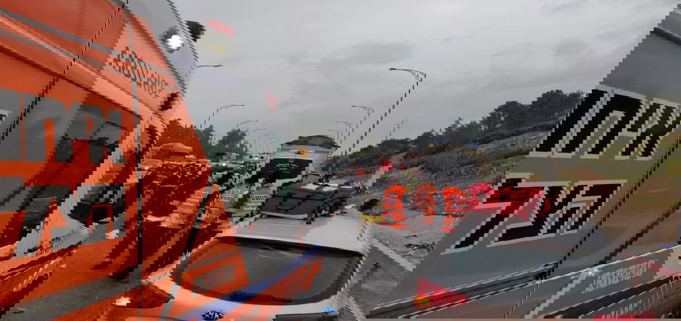 12 נפגעים בתאונה קשה בין רכב הסעות ומשאית