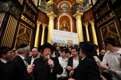 פרצי השמחה בסיום הקמפיין בהיכל הישיבה בקרית ספר