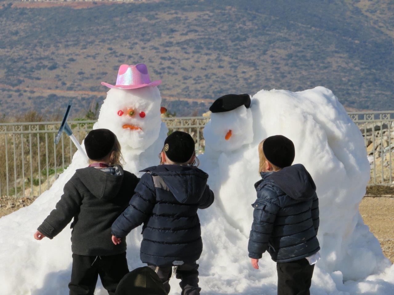 ילדי 'קריית בעלזא' נהנו מבוקר מושלג. צפו