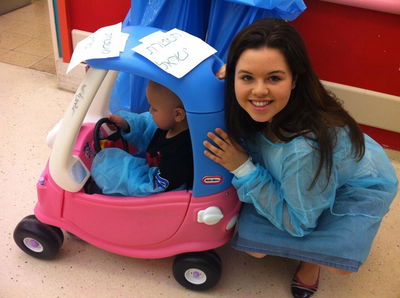 דניאלי זוננפלד ע"ה (מימין) עם ילדים חולי סרטן