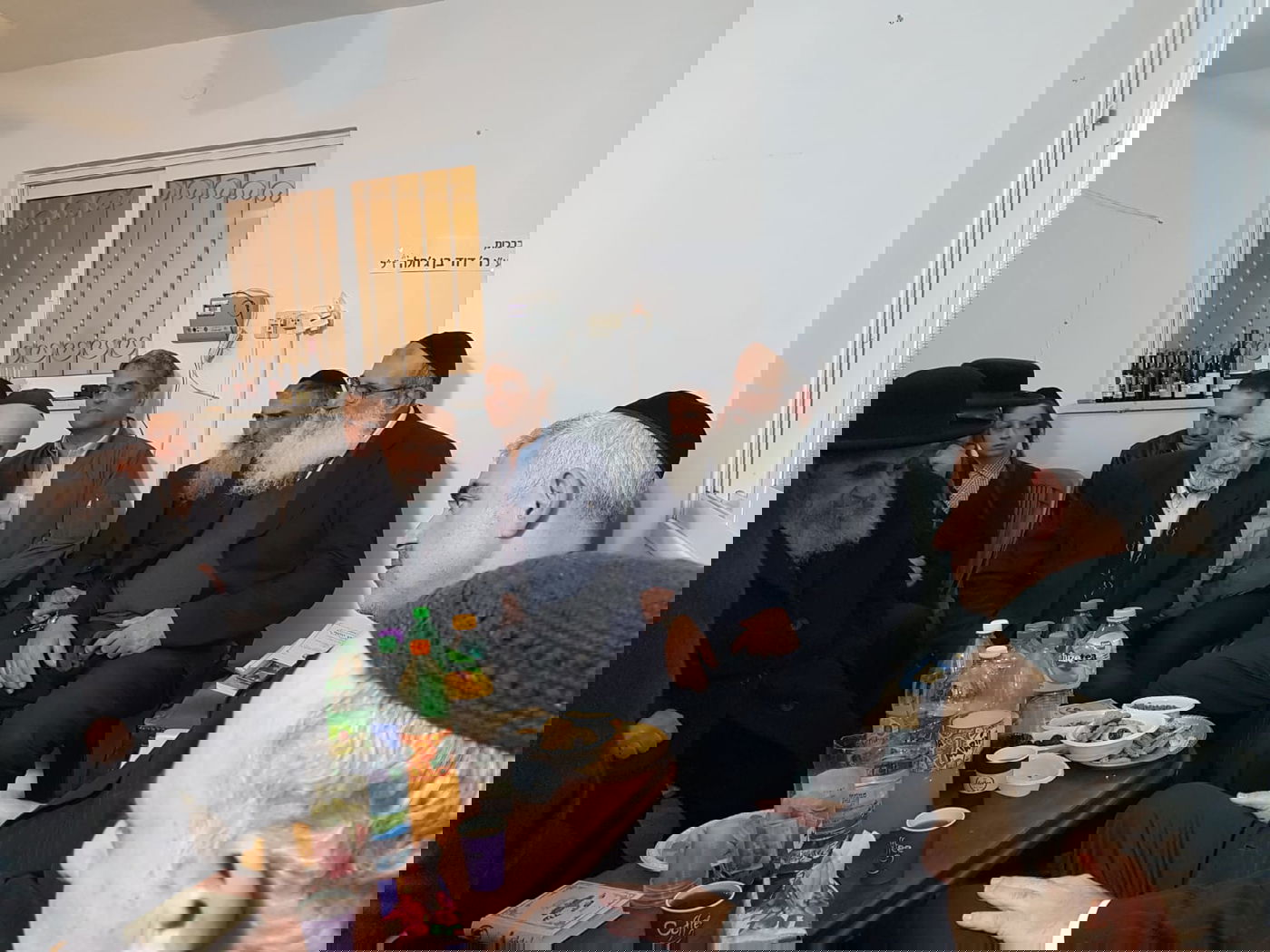 ניחום אבלים אצל הפייטן משה חבושה. צפו