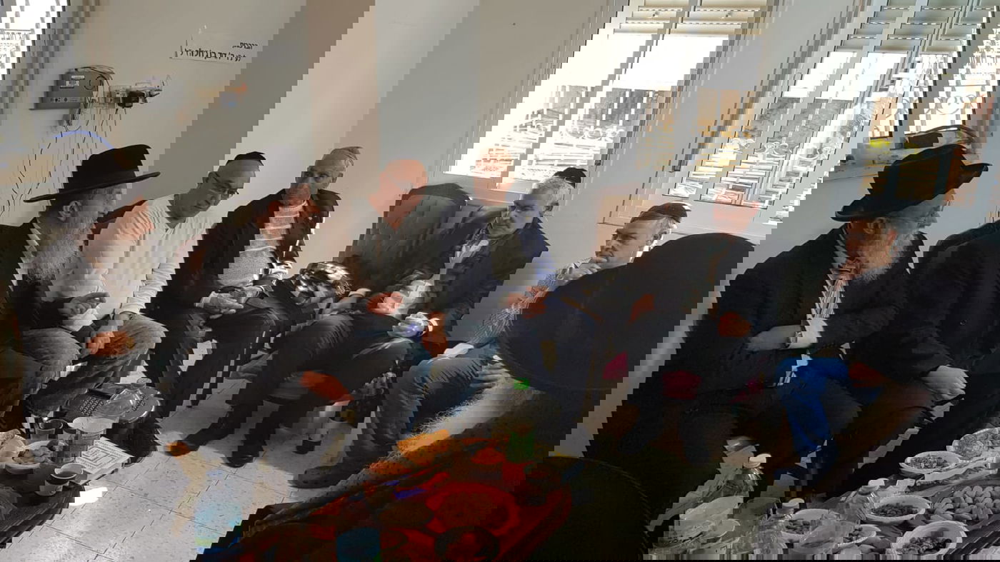 ניחום אבלים אצל הפייטן משה חבושה. צפו