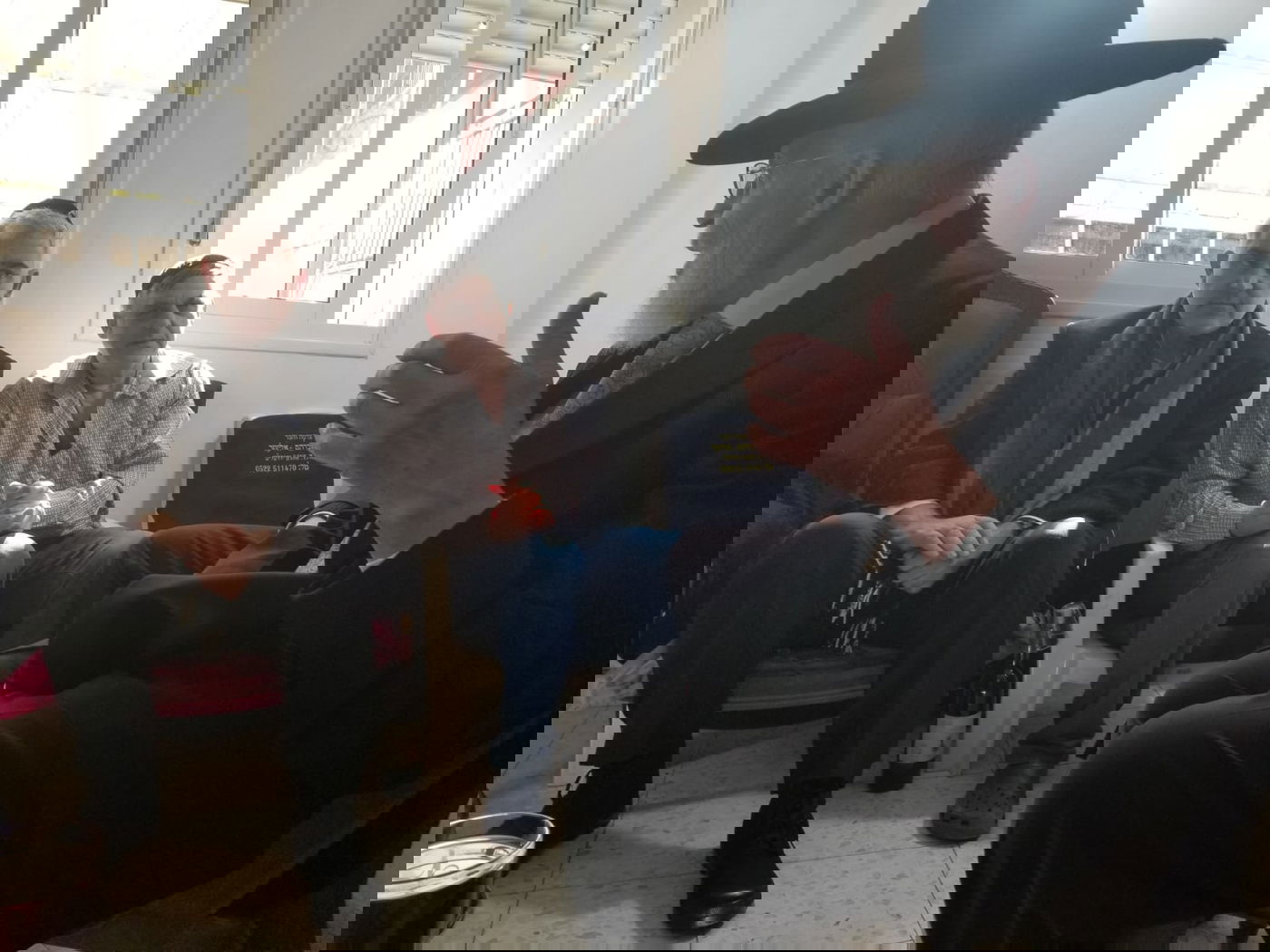 ניחום אבלים אצל הפייטן משה חבושה. צפו