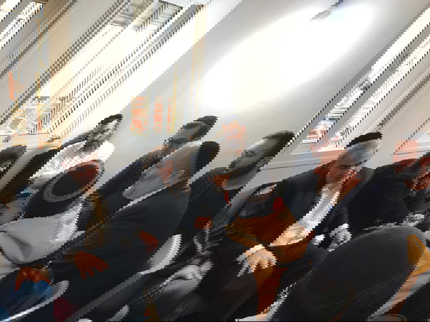 ניחום אבלים אצל הפייטן משה חבושה. צפו