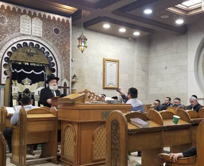 ניחום אבלים אצל הפייטן משה חבושה. צפו