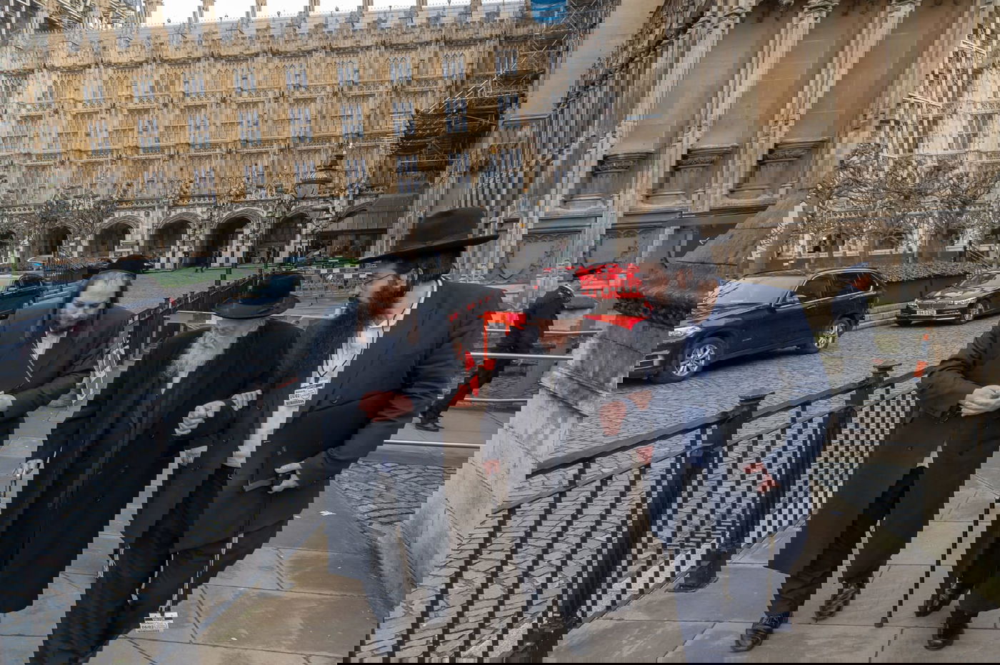 הגר"א שלזינגר בהגעתו לארמון