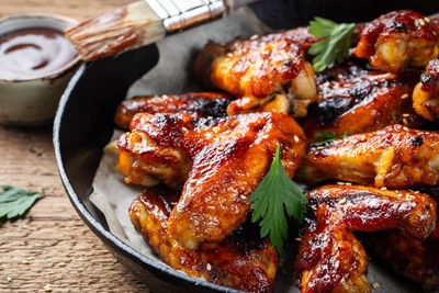 כנפיים בתנור ברוטב ספייסי מתקתק - באפלו ווינגס